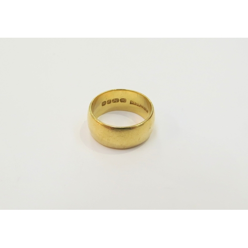 9036 - A 22ct gold wedding band, 8m wide. Size P/Q, 11.3g