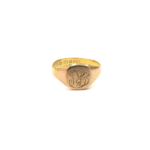 9251 - A 22ct gold signet ring. Size P, 3.2g