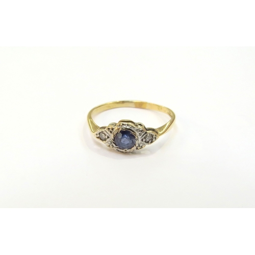 9189 - An 18ct gold Art Deco sapphire and diamond ring. Size O, 1.8g