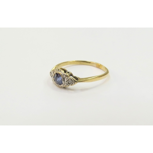 9189 - An 18ct gold Art Deco sapphire and diamond ring. Size O, 1.8g