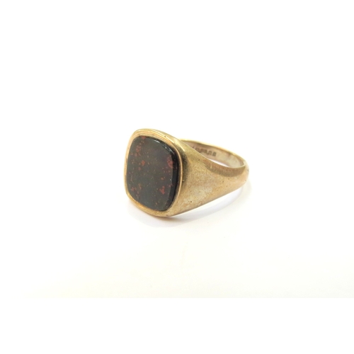 9359 - A 9ct gold signet ring set with bloodstone. Size N/O, 4.7g