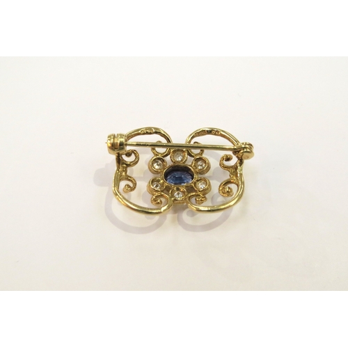 9004 - An 18ct gold sapphire and diamond brooch, 2.5cm x 1.8cm, 4.5g