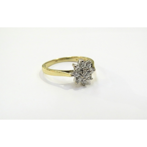 9126 - An 18ct gold diamond daisy ring. Size M, 2.8g