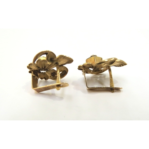 9127 - A pair of fleur de lys earrings, 2.6g