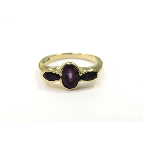 9346 - A 9ct gold amethyst trilogy ring. Size P, 3g