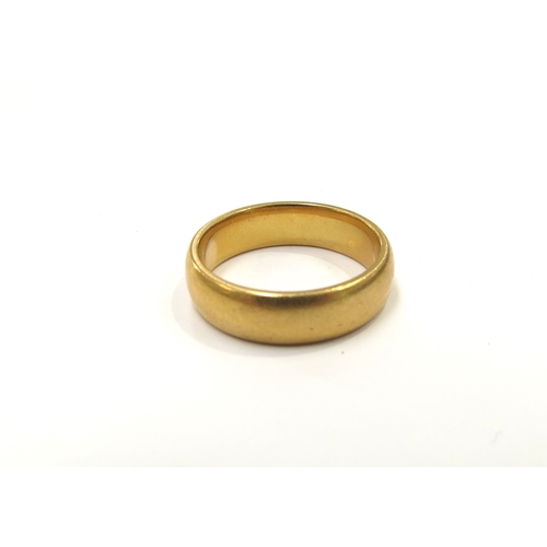 9317 - A 22ct gold wedding band. Size P, 8.5g