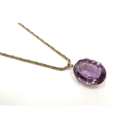 9042 - A 9ct gold chain, 40cm long, 5.8g hung with an oval amethyst pendant