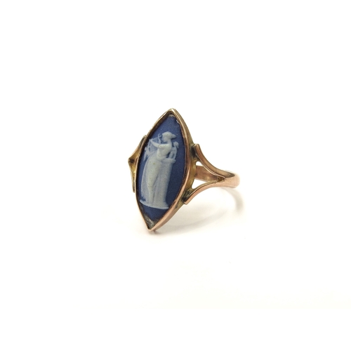 9310 - A 9ct gold ring with a Wedgwood lozenge. Size P, 2.7g