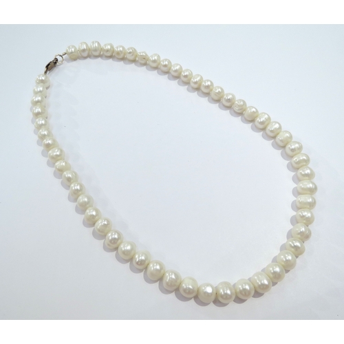 9198 - A single strand of pearls, 45cm long