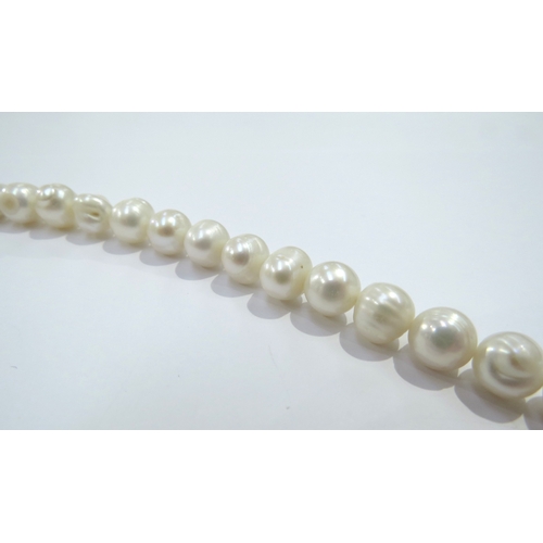 9198 - A single strand of pearls, 45cm long