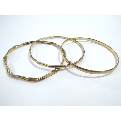 9092 - Three 9ct gold bangles of varying designs, 35g