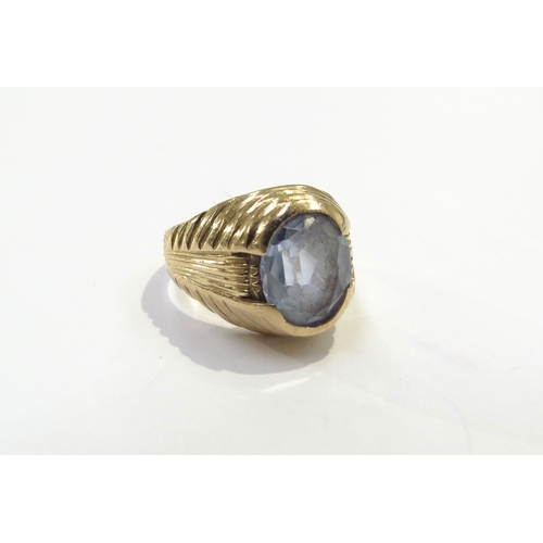 9168 - An 18ct gold ring with an oval aquamarine, worn. Size K, 4.6g