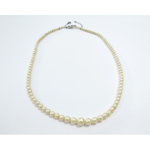 9394 - A single strand of graduated pearls, 44cm long