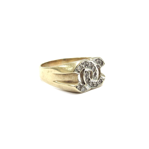 9093 - A 9ct gold ring with diamond set linked 