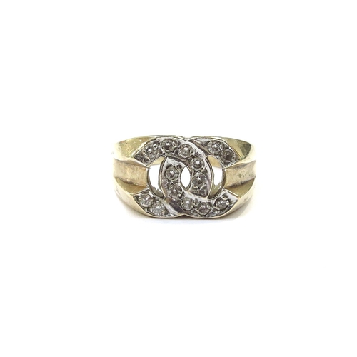 9093 - A 9ct gold ring with diamond set linked 