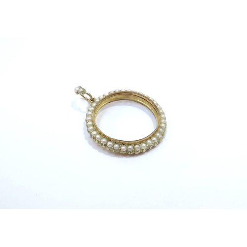 9123 - A gold circular pendant frame with seed pearl outer, stamped 15ct, 4.6g