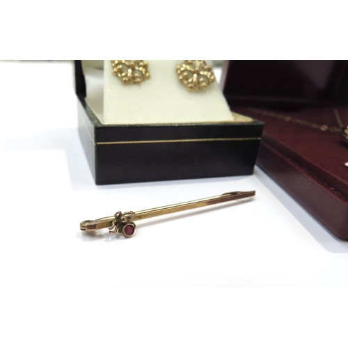 9340 - A pair of 9ct gold stud earrings, 9ct gold bar brooch and a 9ct gold locket on fine chain, 4.6g tota... 