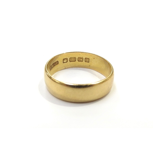 9389 - A 22ct gold wedding band. Size R, 5.3g