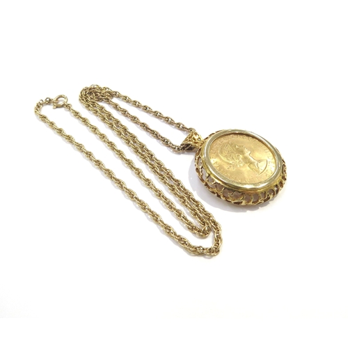 9412 - A 1958 gold sovereign in a 9ct gold loose pendant mount hung on a 9ct gold chain, 50cm long, 17g