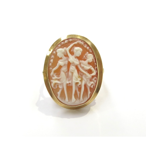 9007 - A gold cameo ring depicting the three graces, stamped 750. Size R, 4.7g