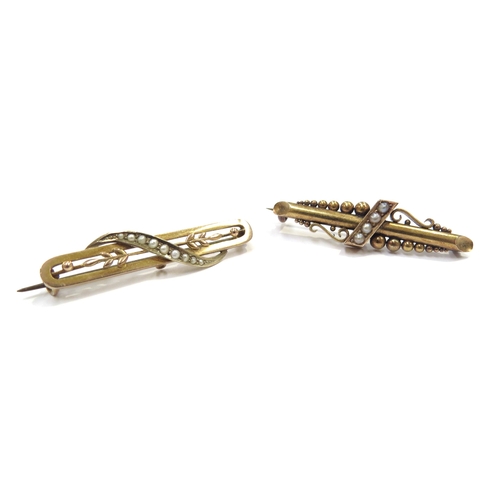 9379 - A 15ct gold bar brooch, 3.7g and a 9ct gold bar brooch, 2.3g (2)