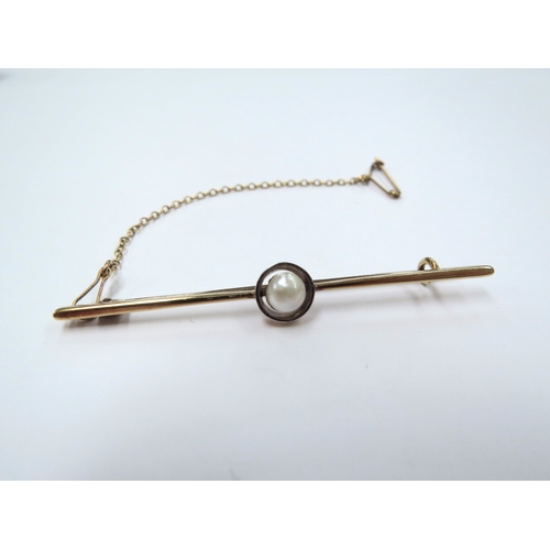 9292 - A gold bar brooch set with a single pearl to centre, stamped 15ct, 6cm long, in fitted case, 3.9g