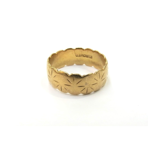 9119 - A 22ct gold engraved band with wavy edge. Size M, 5.7g