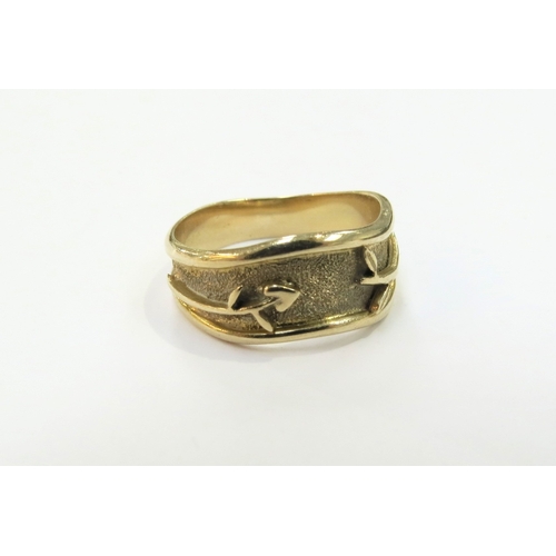 9101 - A gold band with flower motif, wavy edge, stamped 585. Size R, 4.5g