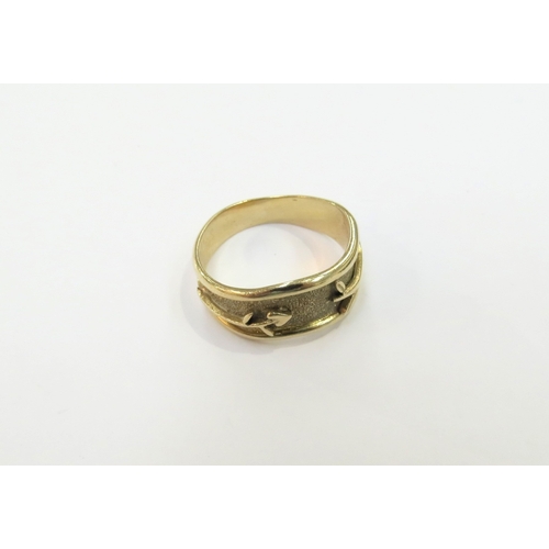 9101 - A gold band with flower motif, wavy edge, stamped 585. Size R, 4.5g