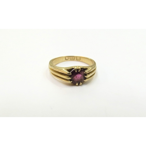 9102 - An 18ct gold ring set with a single garnet. Size J, 3.3g