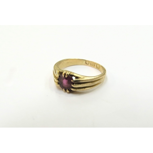 9102 - An 18ct gold ring set with a single garnet. Size J, 3.3g