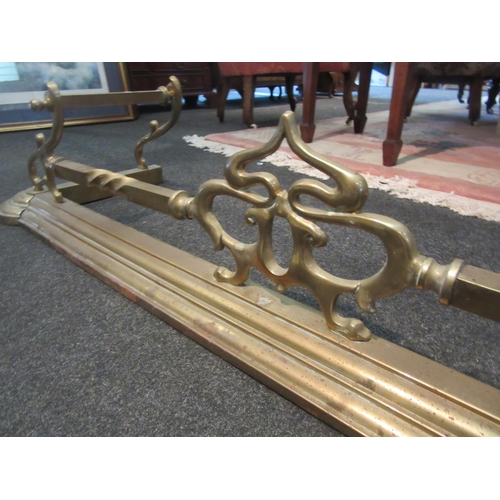 1093 - An Art Nouveau style brass fire fender, approximately 140cm long