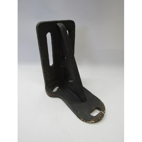 8060 - A cast iron signal lamp bracket