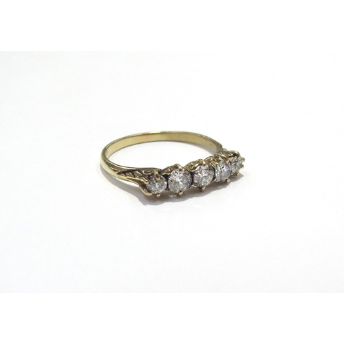 9401 - A graduated five stone diamond ring, 0.80ct approx total, unmarked gold. Size R, 2.9g