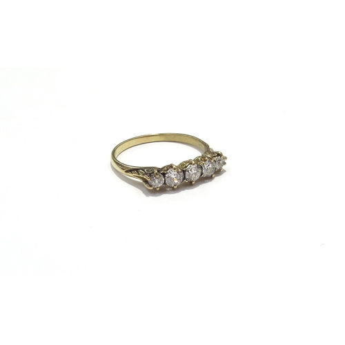 9401 - A graduated five stone diamond ring, 0.80ct approx total, unmarked gold. Size R, 2.9g