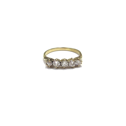 9401 - A graduated five stone diamond ring, 0.80ct approx total, unmarked gold. Size R, 2.9g