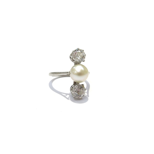 9417 - An early 20th Century platinum diamond and pearl ring, the central pearl flanked vertically by 0.50c... 