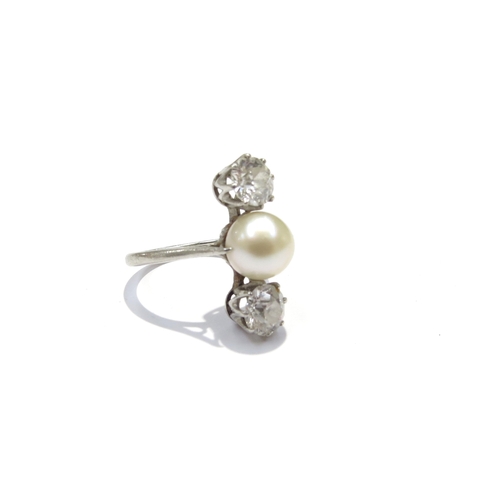 9417 - An early 20th Century platinum diamond and pearl ring, the central pearl flanked vertically by 0.50c... 