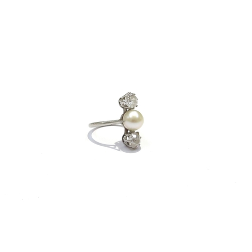 9417 - An early 20th Century platinum diamond and pearl ring, the central pearl flanked vertically by 0.50c... 