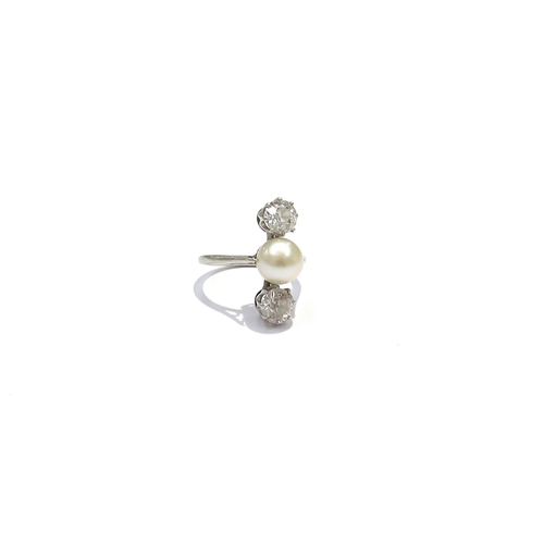 9417 - An early 20th Century platinum diamond and pearl ring, the central pearl flanked vertically by 0.50c... 