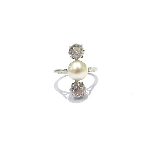 9417 - An early 20th Century platinum diamond and pearl ring, the central pearl flanked vertically by 0.50c... 