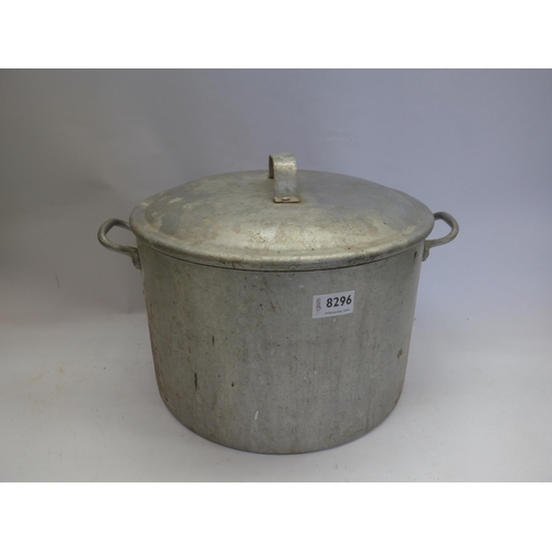 8296 - A lidded aluminium cooking pot