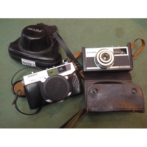 8370 - A vintage Zeiss Icon camera and Petri 75 camera