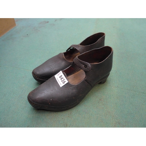 8426 - A pair of leather clogs