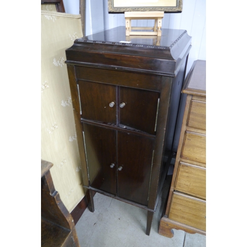 2100 - A mahogany gramophone cabinet, no contents