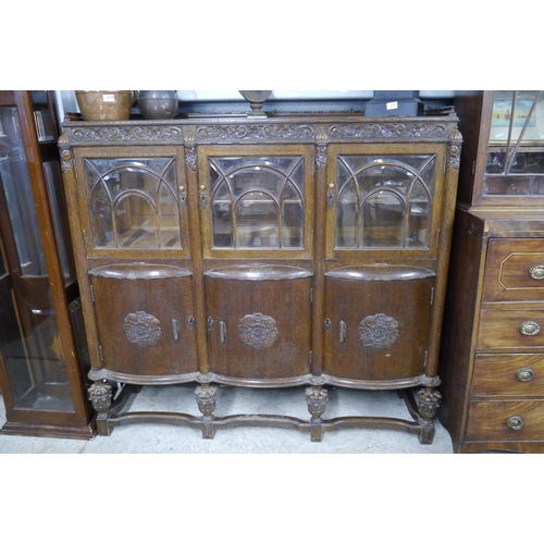 2117 - A 1930's oak cabinet