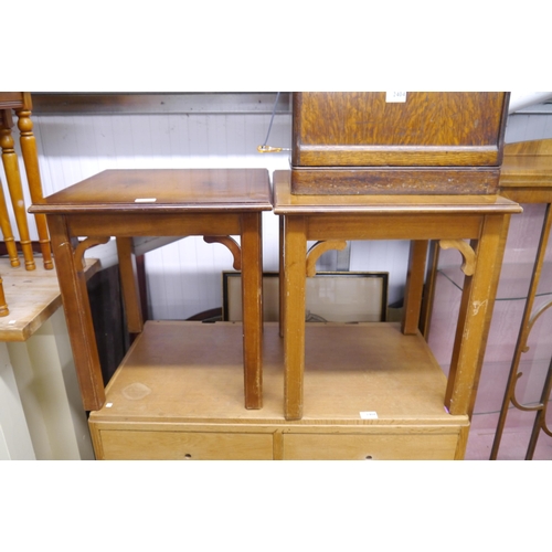 2405 - A pair of yew wood lamp tables