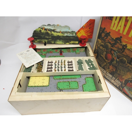 9129 - A boxed 1960s Triang 'The Battle Game'