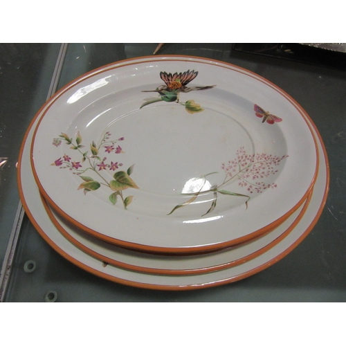 1543 - A Wedgwood set of five serving dishes and plates with bird pattern