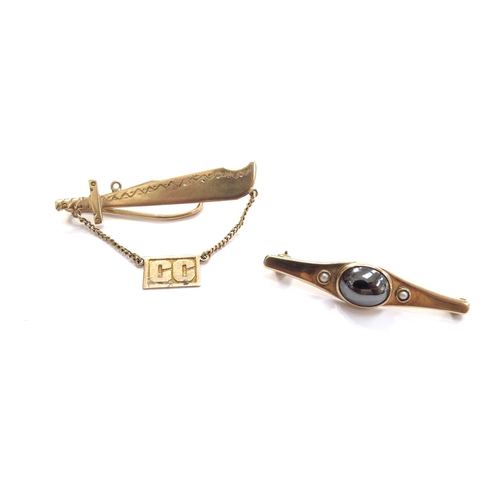 9433 - A gold hematite and pearl brooch stamped 9ct and a gold tie clip as an Arabic sword stamped 18k, 7.4... 